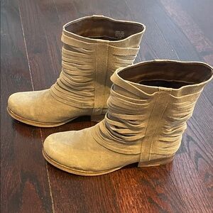 Matisse Coconut Suede Ankle Booties Sz 8.5